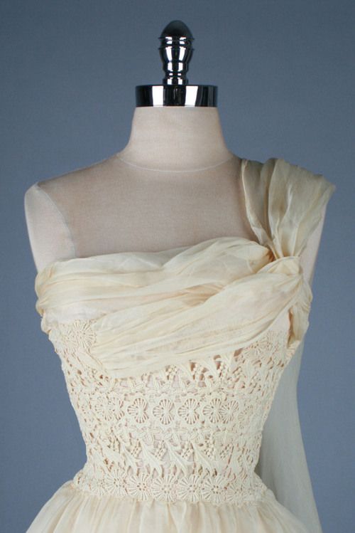 girlhomeshops--Pastel Yellow Lace Exquisite Short Satin Homecoming Dress gh5640