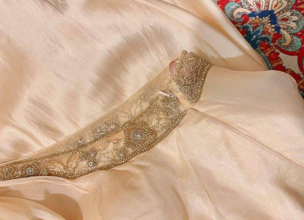 Robe de soirée longue en satin à bretelles couleur champagne, ornements de perles exquis, gh4510