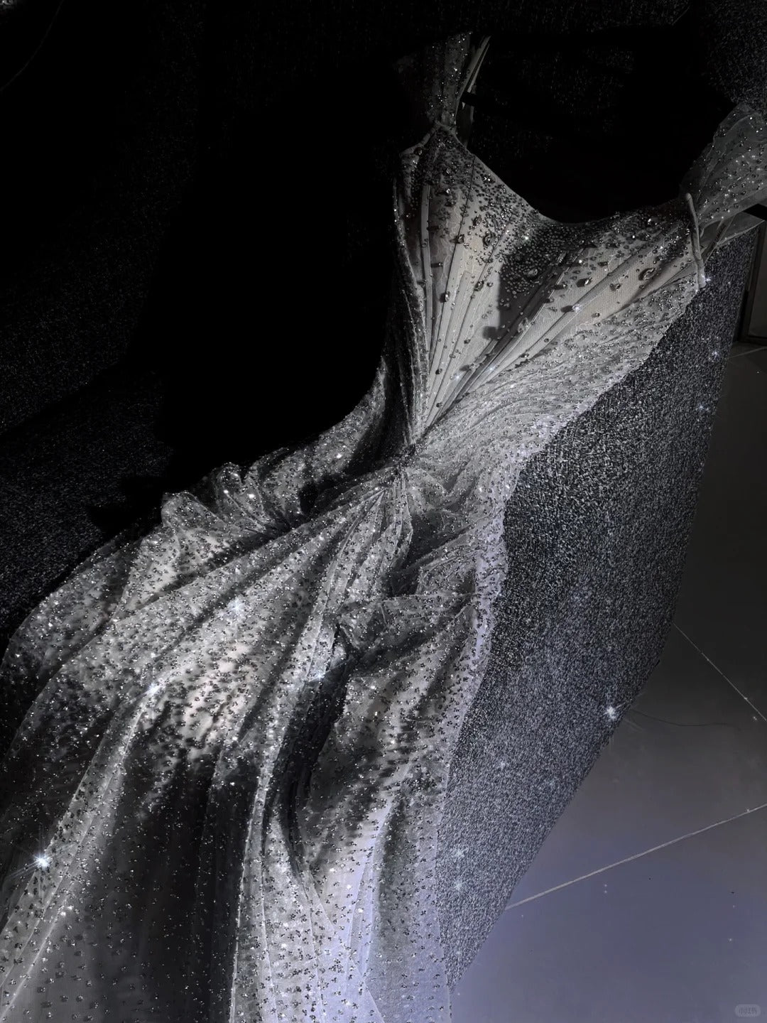 girlhomeshops – Weißes, wunderschönes, exquisites, perlenbesetztes, langes Prinzessinnen-Ballkleid aus Tüll, Ballkleid gh5694