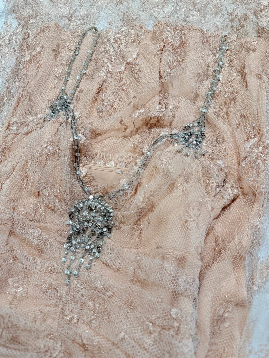 girlhomeshops - Robe midi rose nude à fines bretelles en dentelle et perles (gh6313)