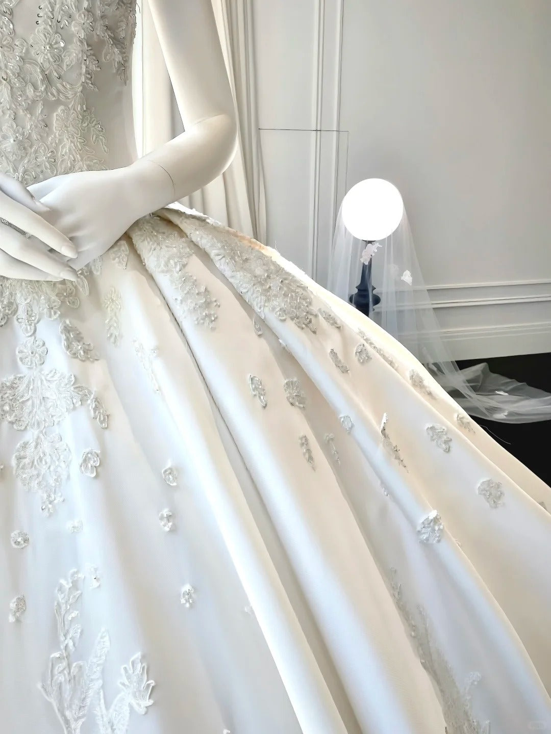 Girlhomeshops--💕Weißes Brautkleid mit floralen und zarten Perlenapplikationen, schlichtes langes Satin-Brautkleid gh5443