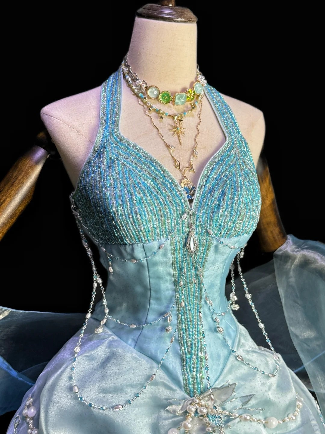 Meerjungfrauen-Ballkleid in Meeresblau mit Neckholder, Perlen und Quasten – Hochzeits- und Cosplay-Kleid im Ozean-Stil gh6557