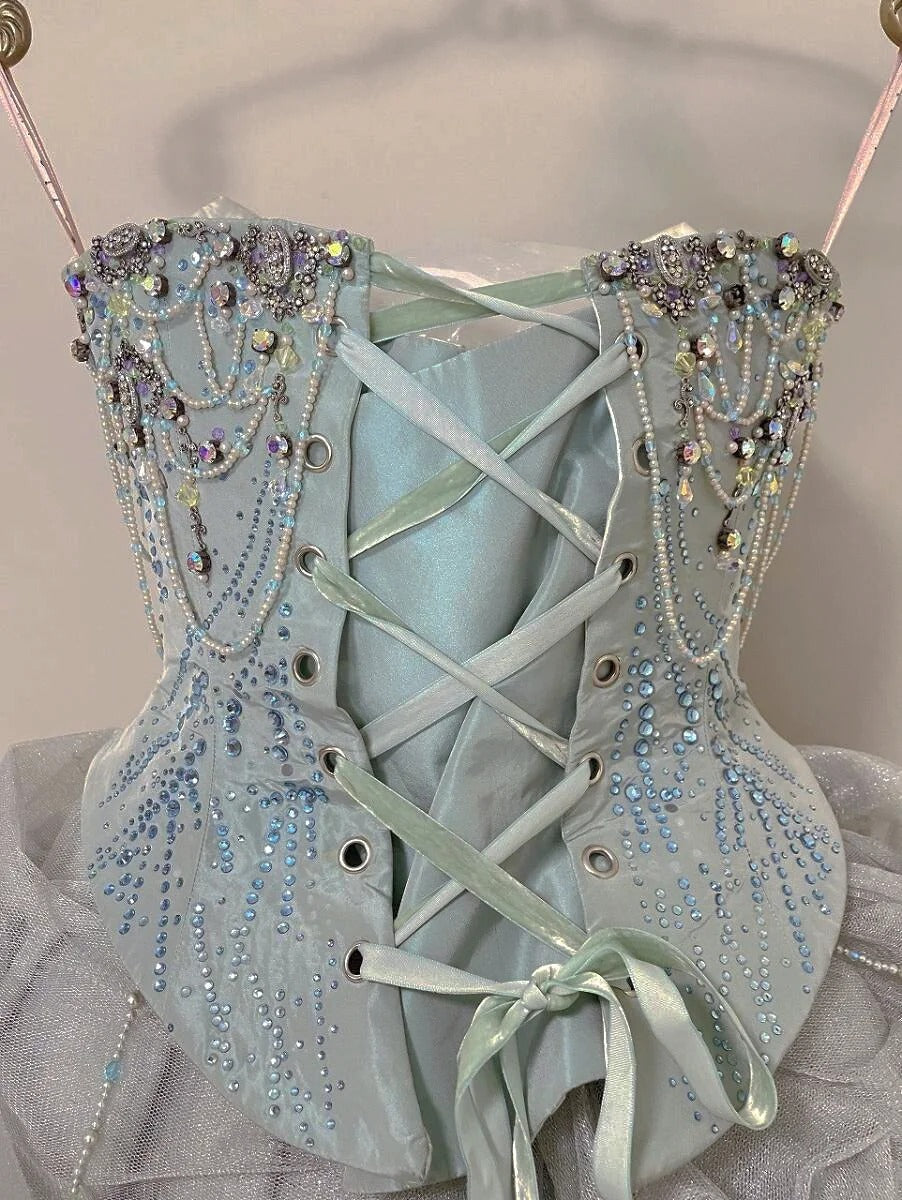 Girlhomeshops - Eisblaues, wunderschönes, silbernes Perlenbesatz, modisches und elegantes, langes, mehrlagiges Prinzessinnen-Ballkleid aus Tüll gh5326