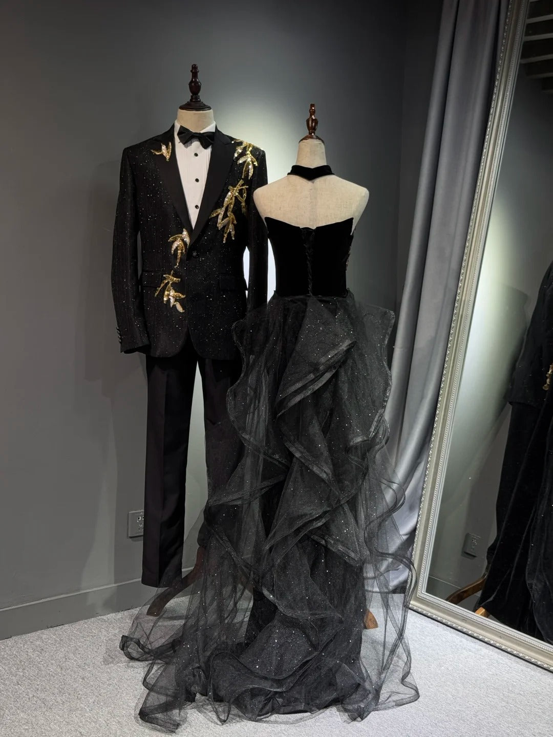Girlhomeshops -Black shiny elegant long gold sequined tulle trailing ball gown evening gown graduation gown gh5108