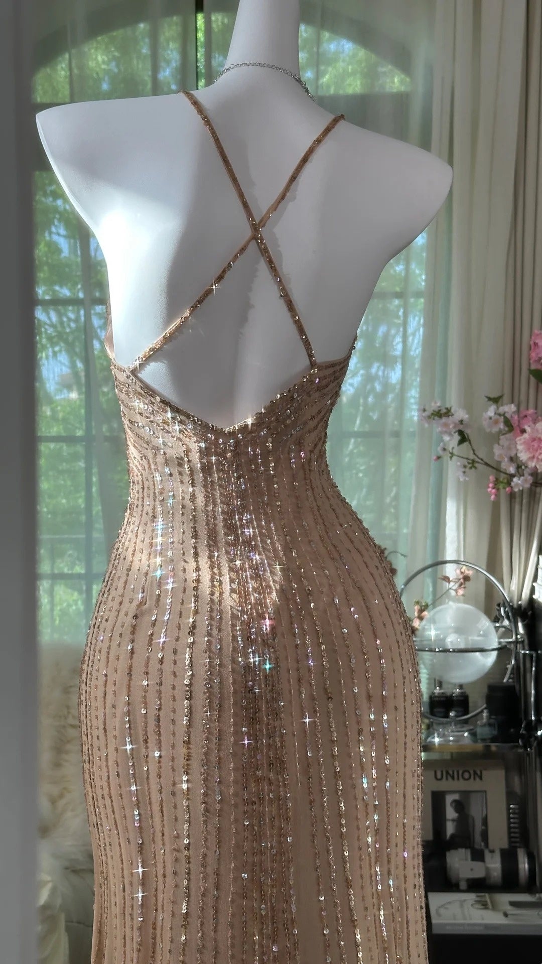 Robe de soirée sirène maxi en tulle or champagne à sequins et bretelles croisées | Idéale pour un gala, une soirée de gala ou un événement mondain haut de gamme (gh6423)