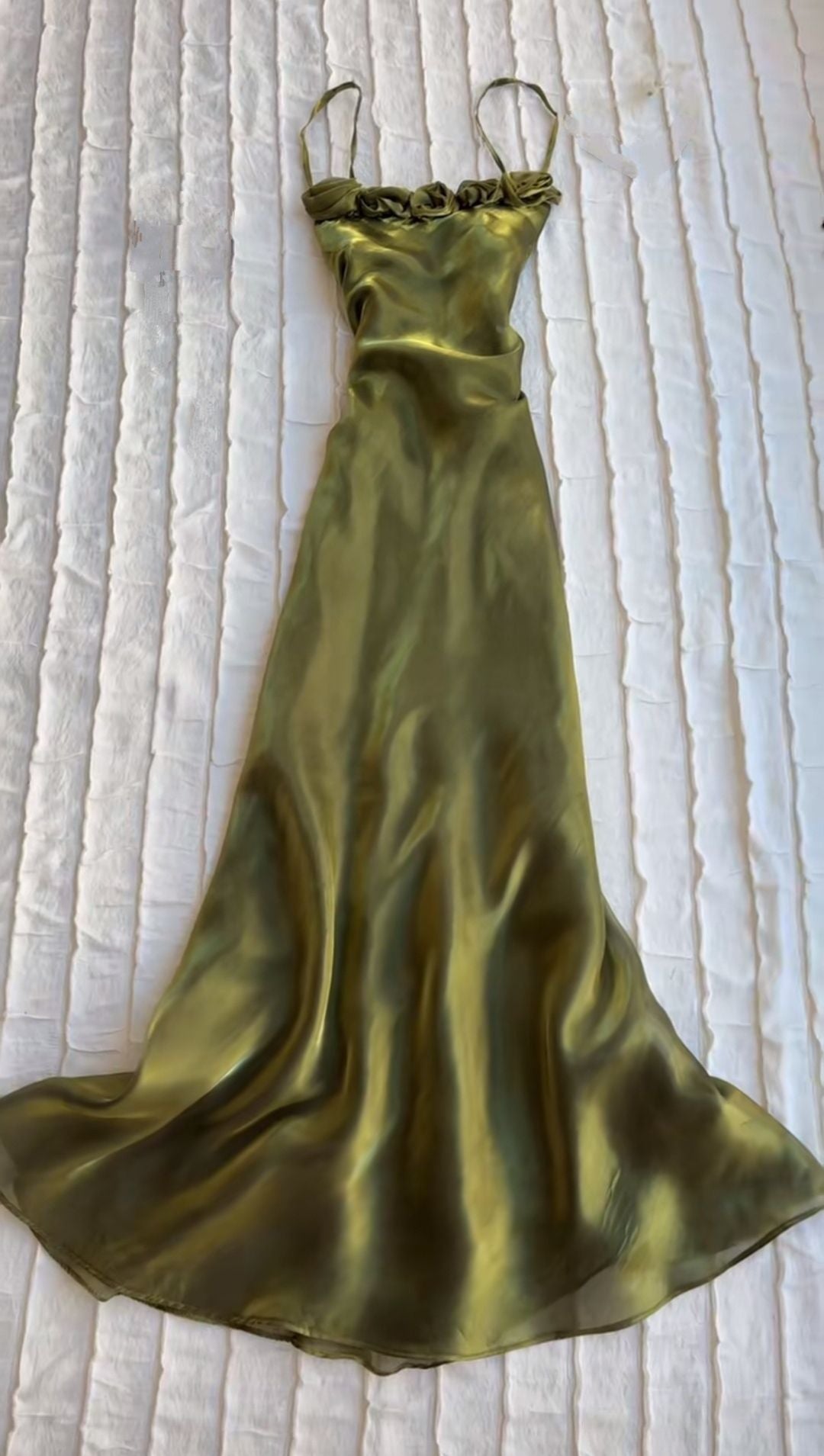 Robe longue bandeau à fines bretelles en satin vert olive doré : tissu satiné, garniture florale 3D, silhouette drapée élégante, robe de soirée de luxe gh6625