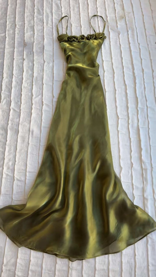 Robe longue bandeau à fines bretelles en satin vert olive doré : tissu satiné, garniture florale 3D, silhouette drapée élégante, robe de soirée de luxe gh6625