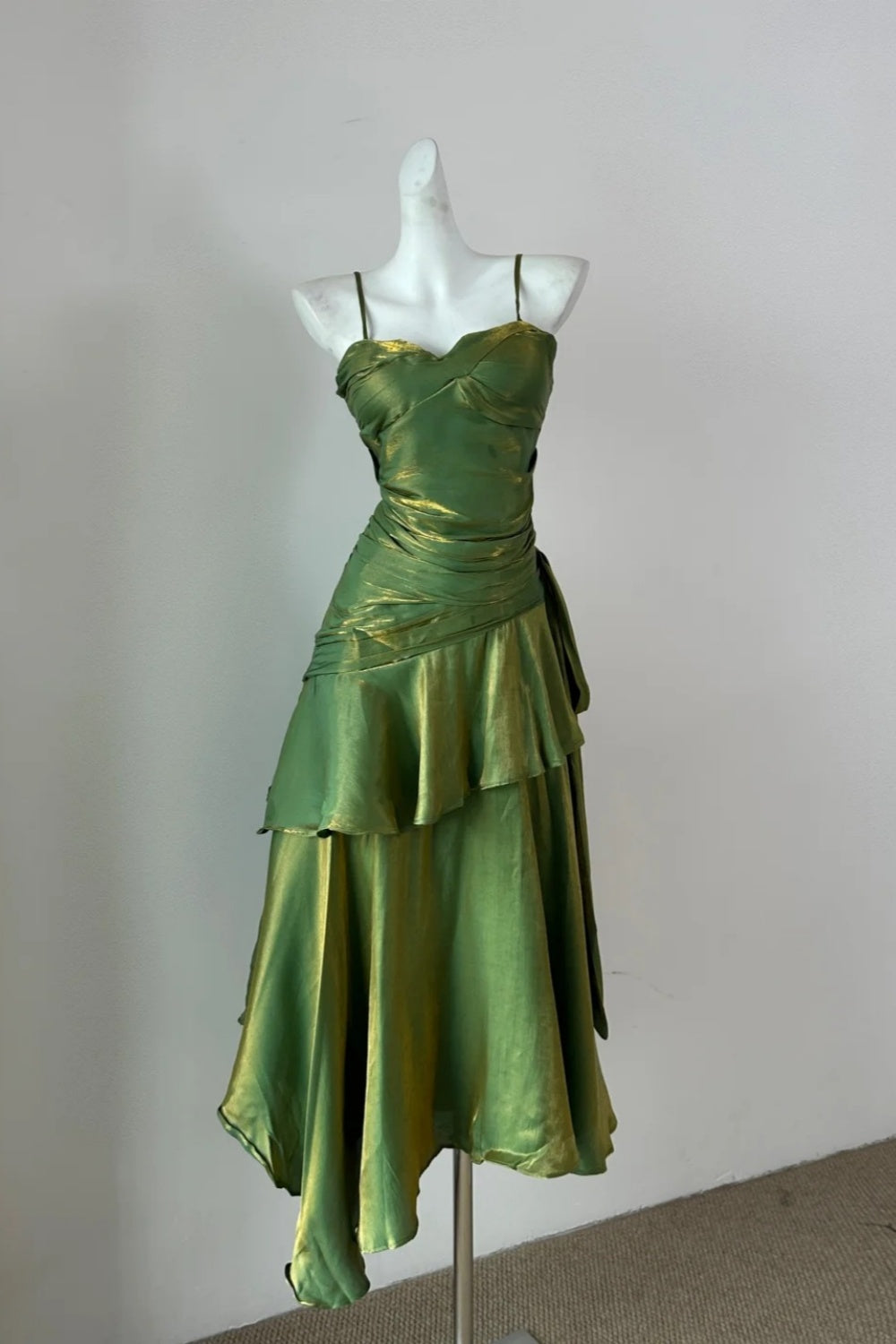 girlhomeshops-Modisches und einzigartiges smaragdgrünes glänzendes Spaghettiträger-Midikleid mit Rüschen gh5843