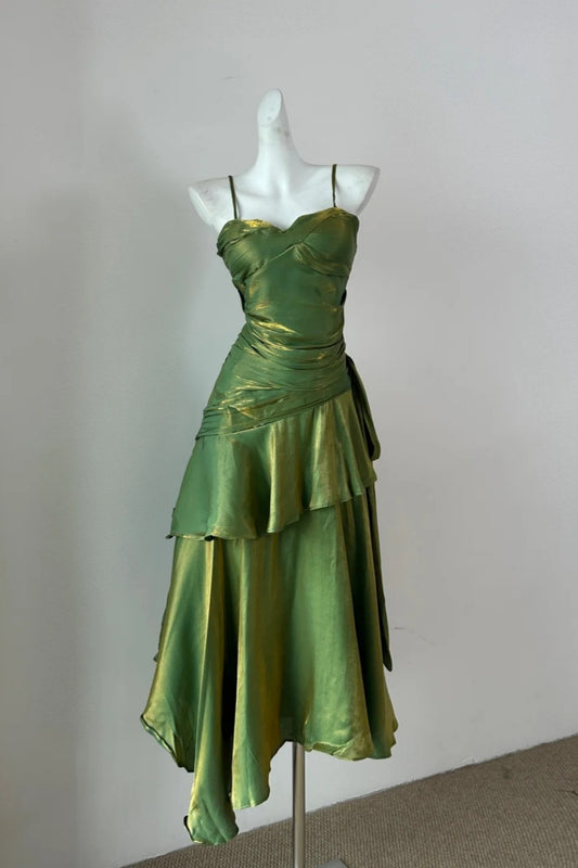 girlhomeshops-Modisches und einzigartiges smaragdgrünes glänzendes Spaghettiträger-Midikleid mit Rüschen gh5843