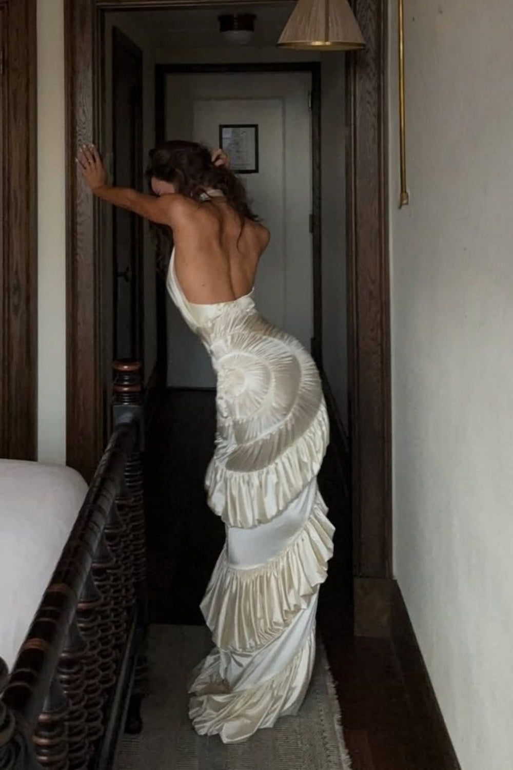 Luxuriöses, glamouröses Neckholder-Abendkleid mit tiefem V-Ausschnitt und offenem Rücken | Cremefarbenes, gerafftes Meerjungfrauen-Maxikleid aus Satin für Galas, rote Teppiche und exklusive gesellschaftliche Anlässe gh6438