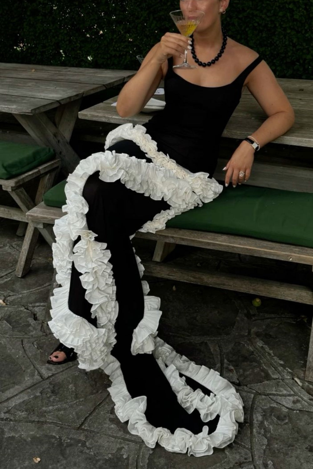 Vintage-Luxus-Abendkleid mit Spaghettiträgern im trendigen Stil | Schwarzes und weißes Meerjungfrauen-Maxikleid mit Wellenrüschen für Gala-Kunstausstellungen und exklusive gesellschaftliche Anlässe gh6441