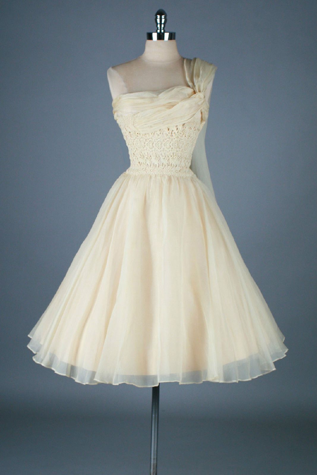 girlhomeshops--Pastel Yellow Lace Exquisite Short Satin Homecoming Dress gh5640