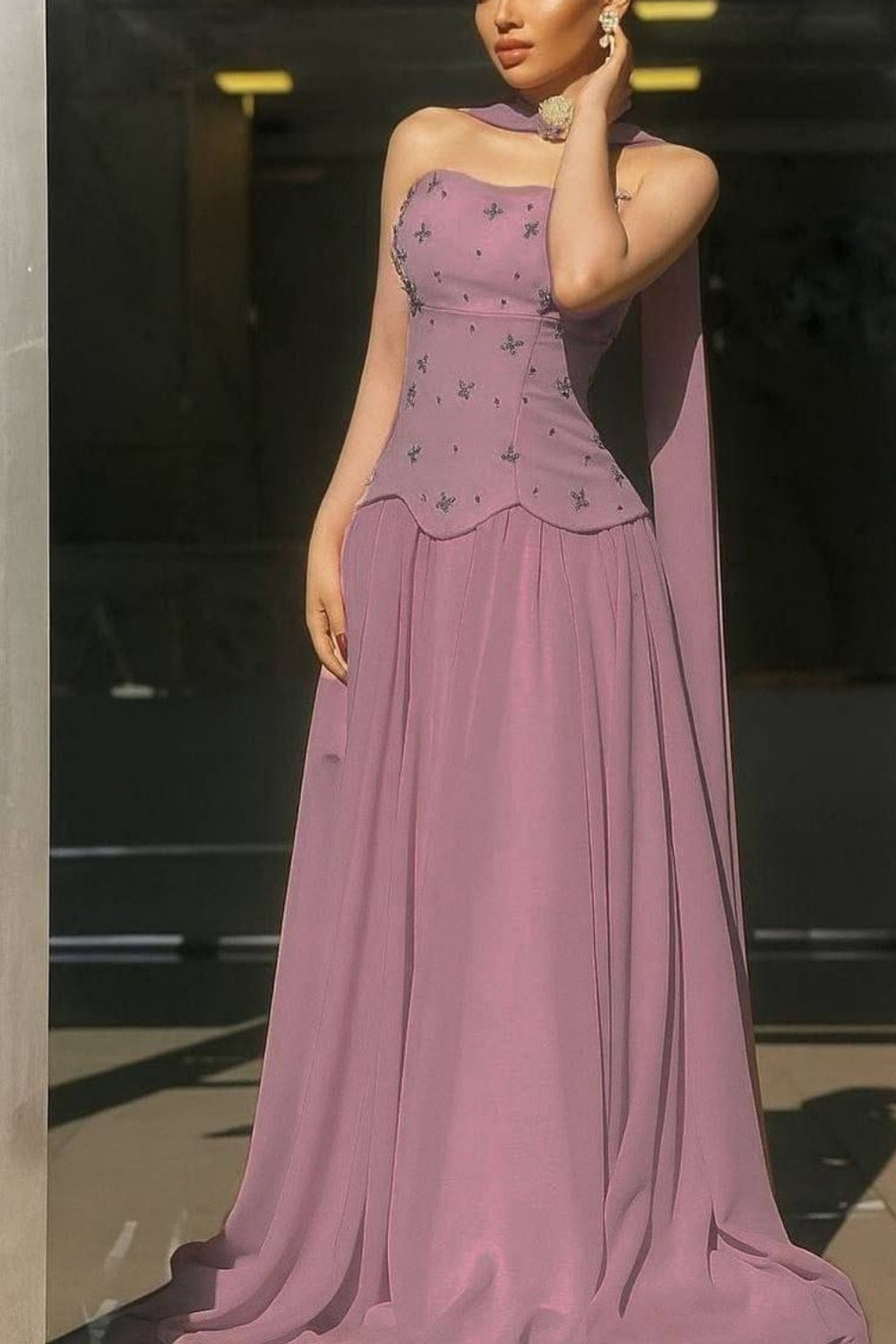 Burgunderfarbenes Ballkleid mit Neckholder und Verzierungen | Luxuriöses Vintage-Maxikleid mit gekreuzter Schleppe für Galabälle gh6475