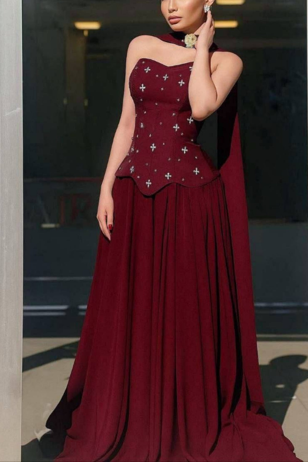 Burgunderfarbenes Ballkleid mit Neckholder und Verzierungen | Luxuriöses Vintage-Maxikleid mit gekreuzter Schleppe für Galabälle gh6475