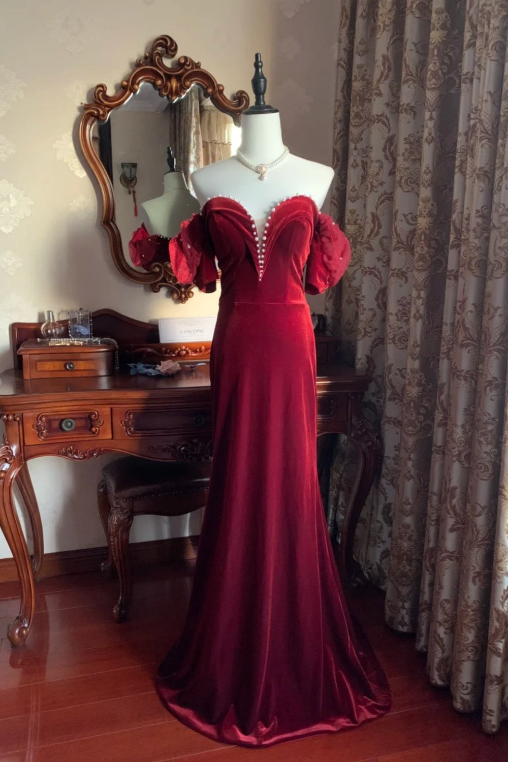 Vintage-Abendkleid im Stil der High Society: Schulterfrei, mit Puffärmeln | Burgunderfarbenes Samt-Maxikleid mit Meerjungfrauen-Schleppe und Perlenbesatz für Gala, Verlobung, Retro-Ball gh6422
