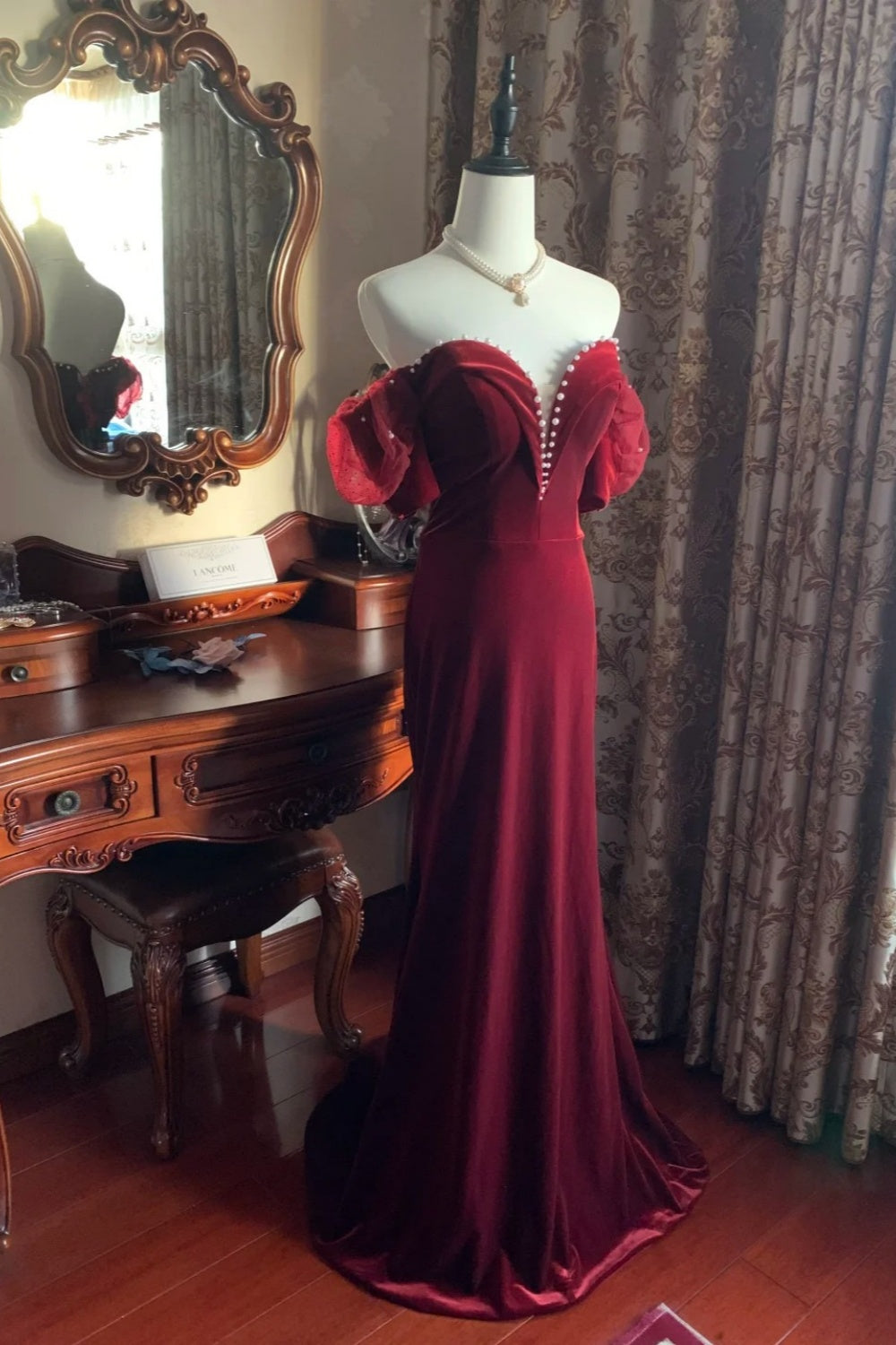 Vintage-Abendkleid im Stil der High Society: Schulterfrei, mit Puffärmeln | Burgunderfarbenes Samt-Maxikleid mit Meerjungfrauen-Schleppe und Perlenbesatz für Gala, Verlobung, Retro-Ball gh6422