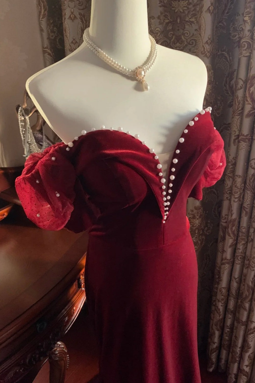 Vintage-Abendkleid im Stil der High Society: Schulterfrei, mit Puffärmeln | Burgunderfarbenes Samt-Maxikleid mit Meerjungfrauen-Schleppe und Perlenbesatz für Gala, Verlobung, Retro-Ball gh6422