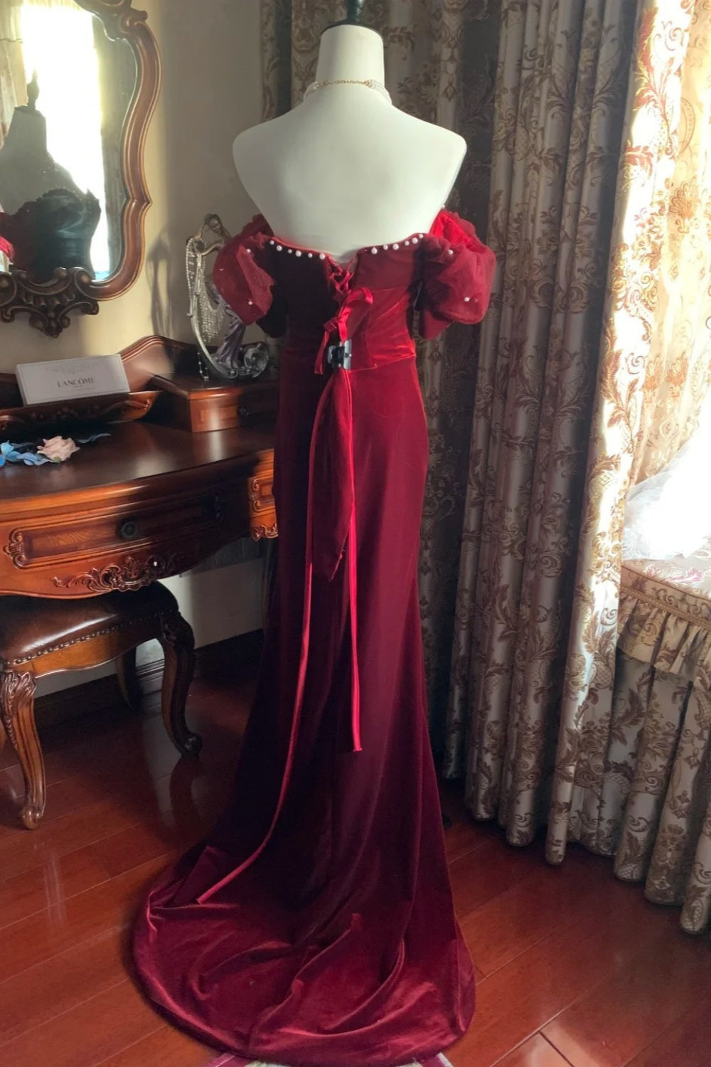 Vintage-Abendkleid im Stil der High Society: Schulterfrei, mit Puffärmeln | Burgunderfarbenes Samt-Maxikleid mit Meerjungfrauen-Schleppe und Perlenbesatz für Gala, Verlobung, Retro-Ball gh6422