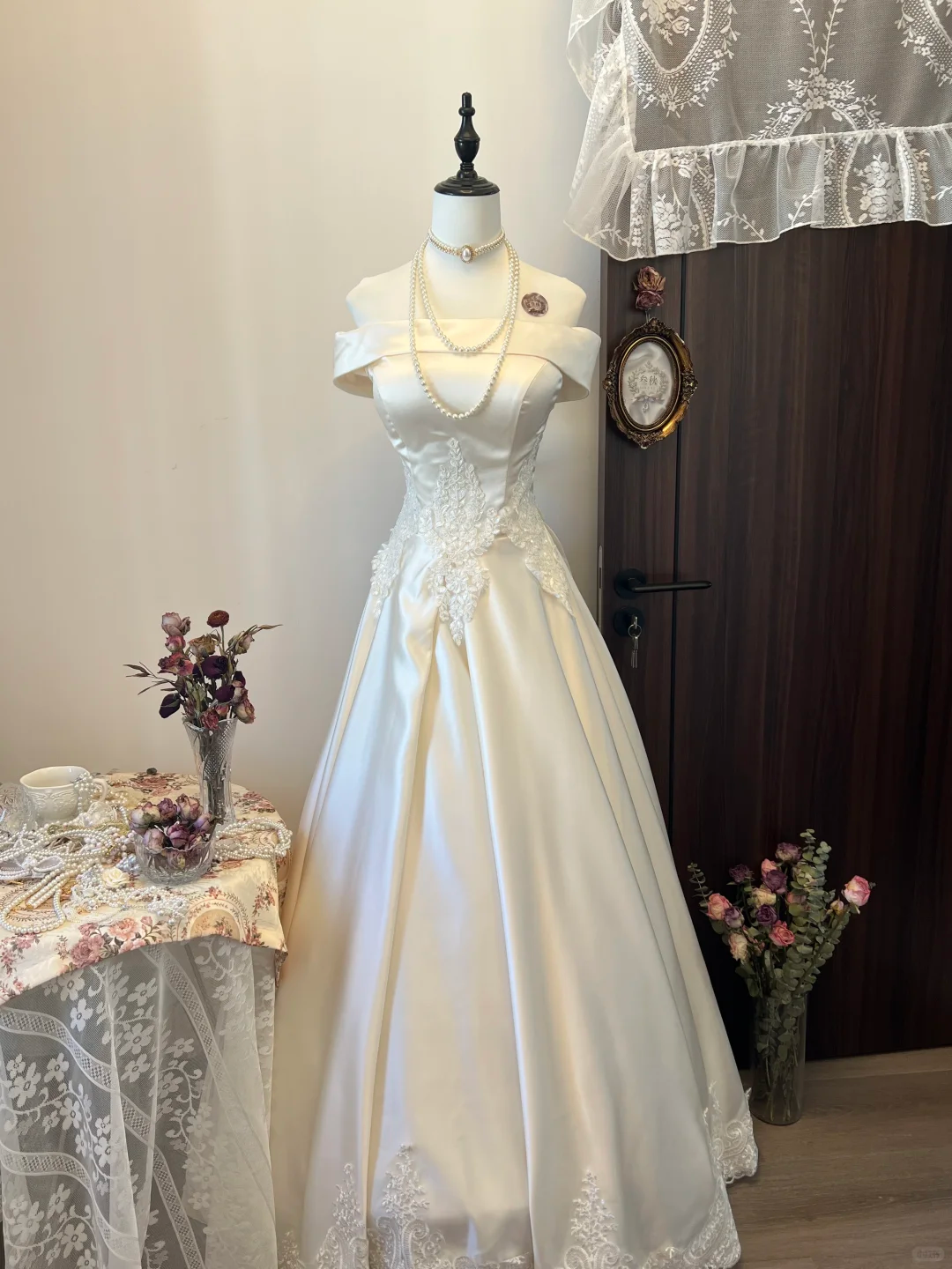 White Delicate Floral Applique Long Satin Ball Gown Evening Gown Wedding Dress gh4292