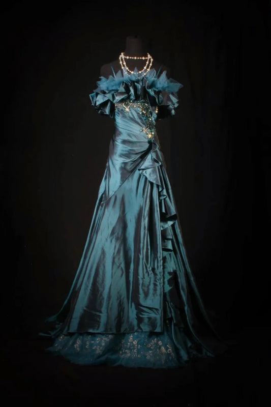Robe longue en satin bleu paon : épaules dénudées et volants, tenue de banquet de luxe gh6574