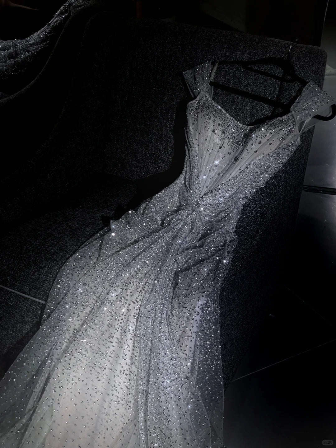 girlhomeshops – Weißes, wunderschönes, exquisites, perlenbesetztes, langes Prinzessinnen-Ballkleid aus Tüll, Ballkleid gh5694