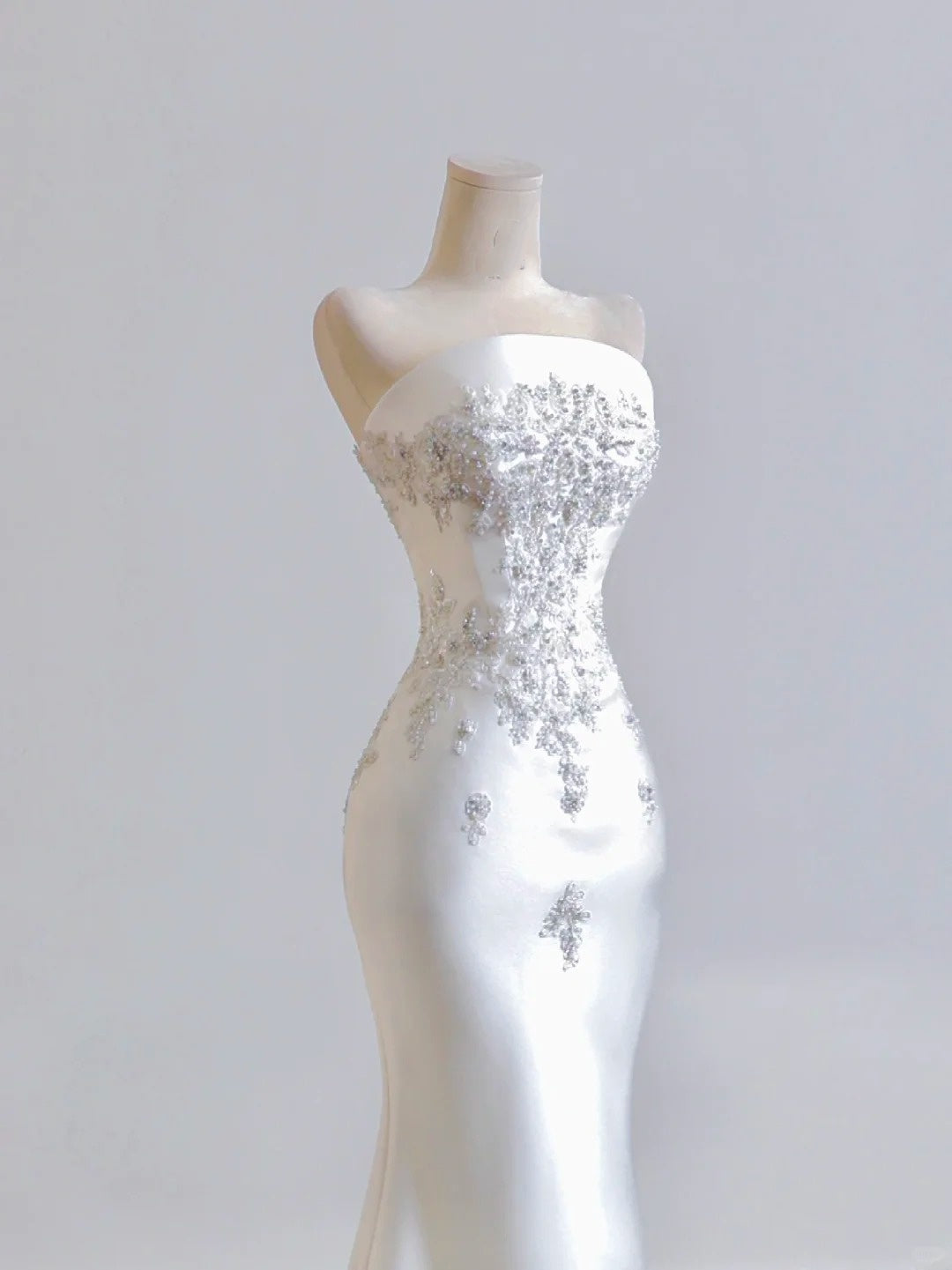 Girlhomeshops - Robe de mariée longue en satin blanc et perles exquises gh5483