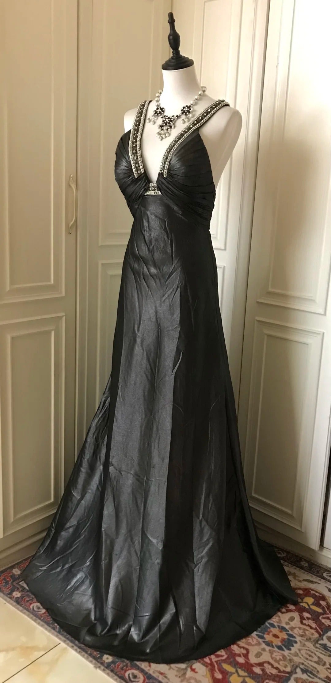 ✨🖤Black beaded mysterious and noble black swan vintag Downton Abbey deep V long satin ball gown evening dress gh4390