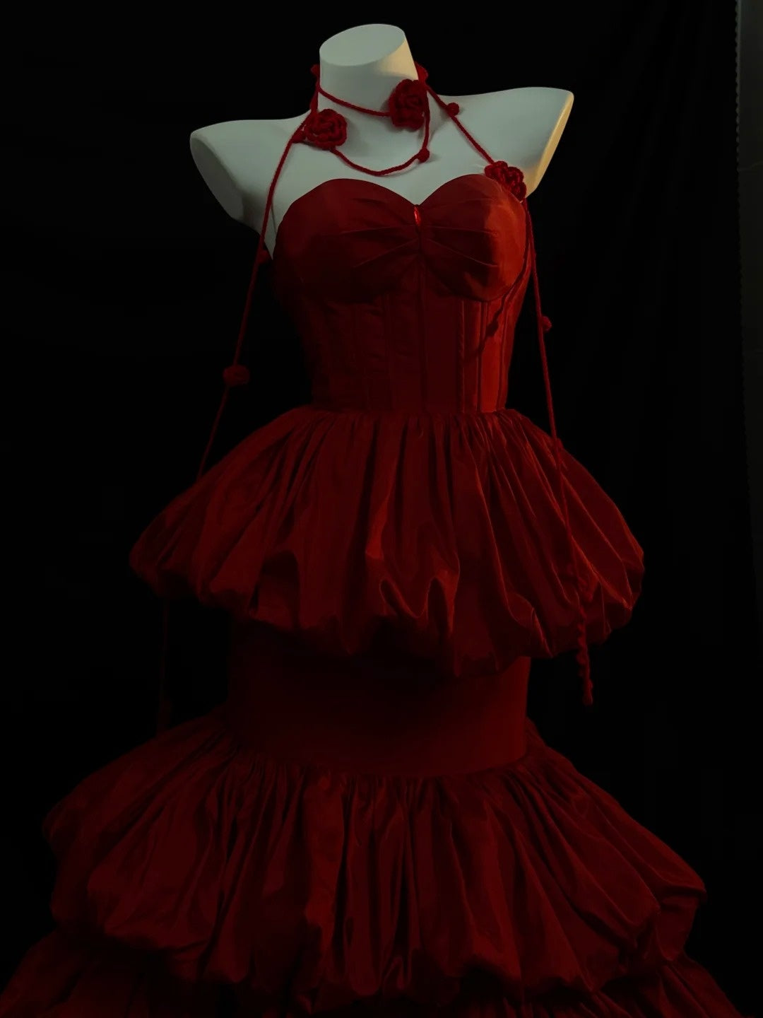 Dunkelromantisches, scharlachrotes, gestuftes, trägerloses Abendkleid im Gothic-Stil - Dinnerkleid &amp; Ballkleid gh6560