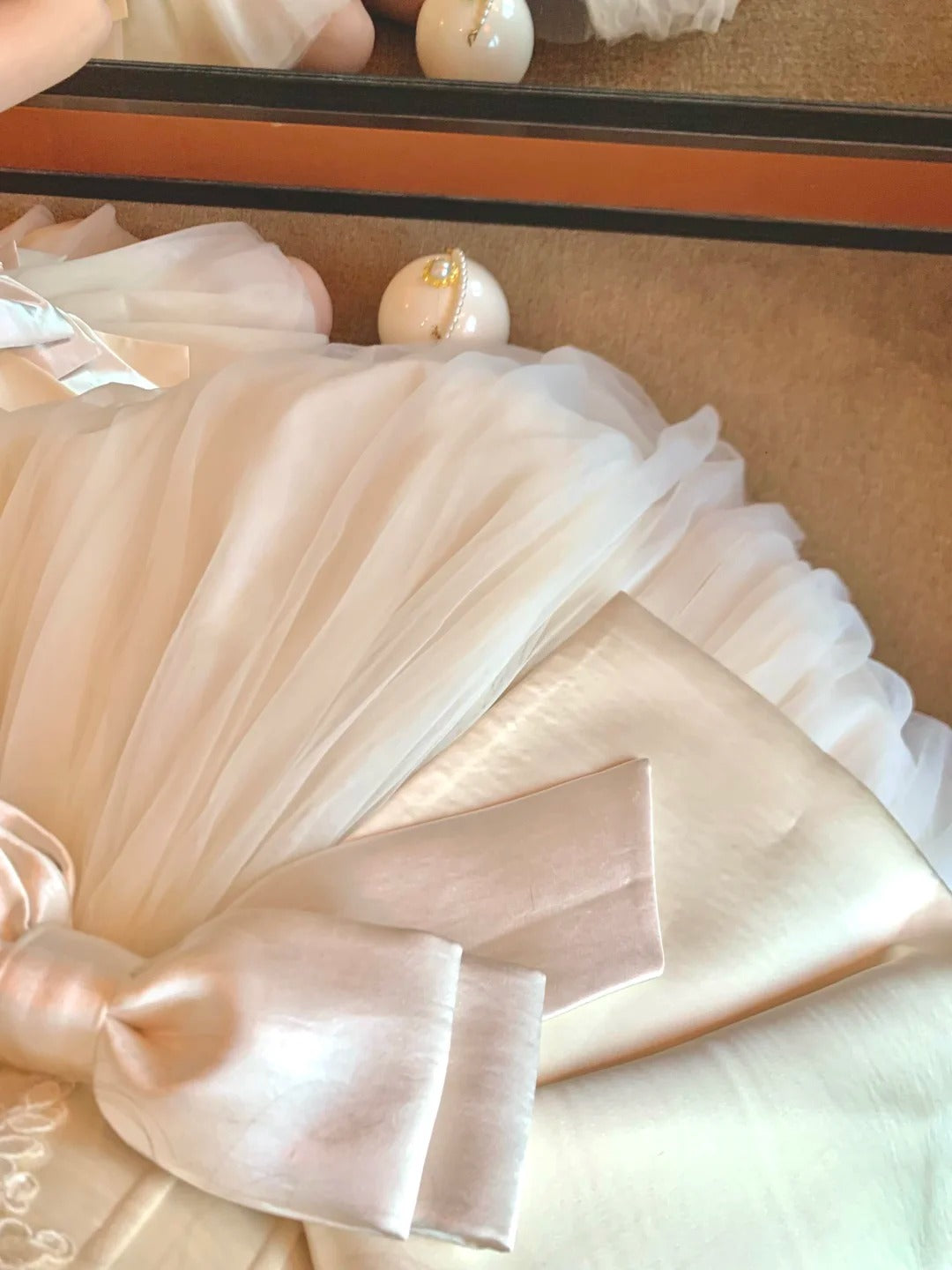 Girlhomeshops-Weiße Schleife, kurzes Satin-Tüll-Heimkehrkleid, Geburtstagspartykleid, Kleid für die achte Klasse, gh5292