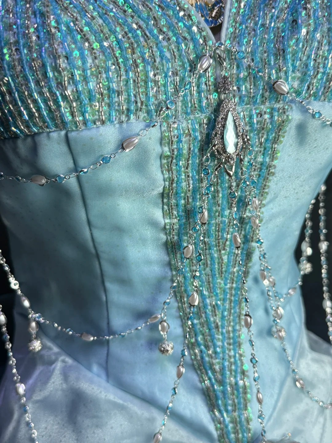 Meerjungfrauen-Ballkleid in Meeresblau mit Neckholder, Perlen und Quasten – Hochzeits- und Cosplay-Kleid im Ozean-Stil gh6557