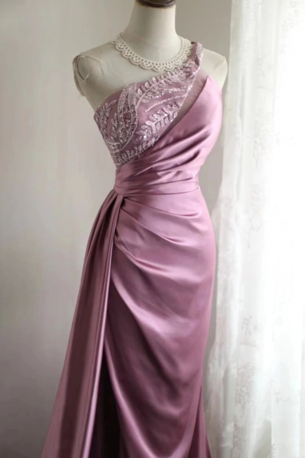 Robe longue élégante en satin rose à perles gh6644