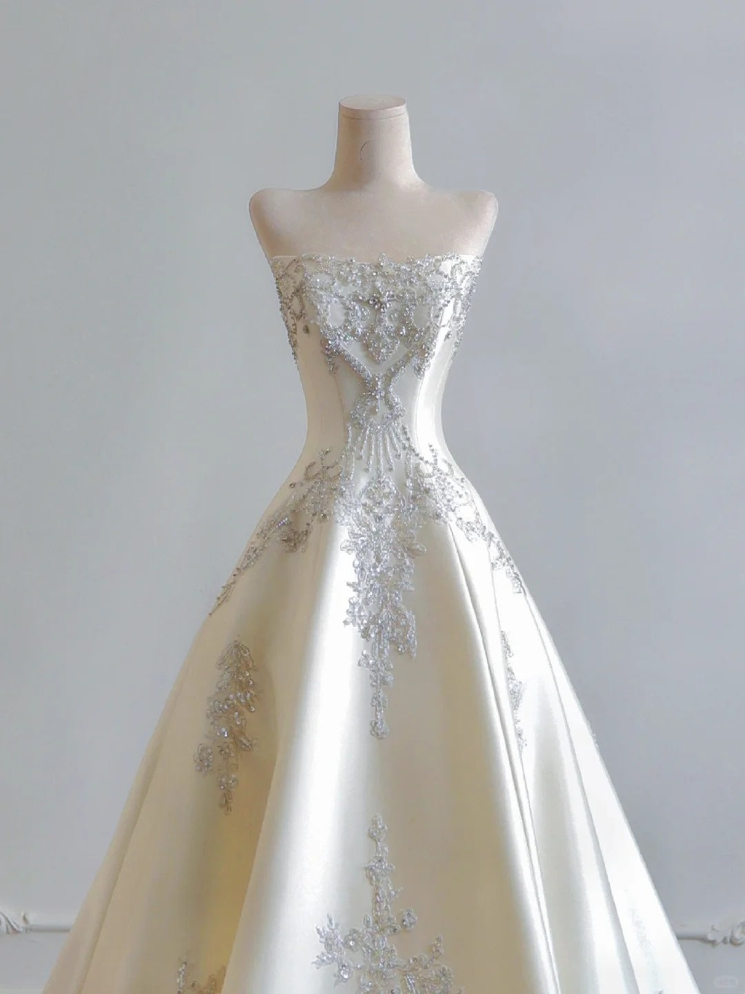 Girlhomeshops - Robe de mariée longue en satin blanc à perles exquises gh5482