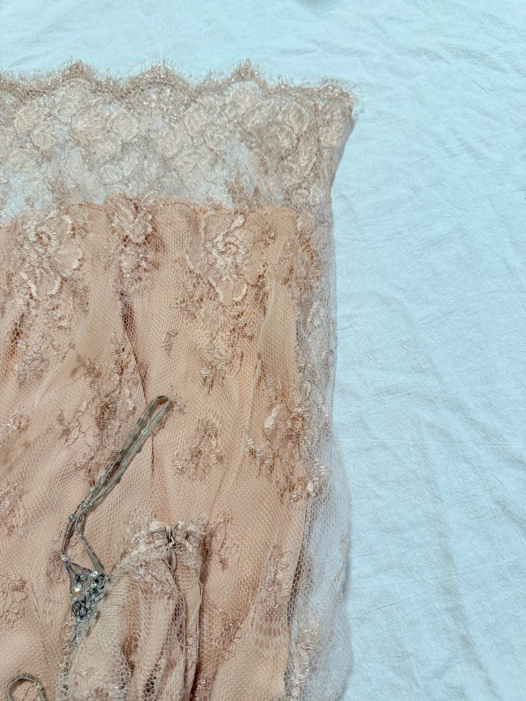 girlhomeshops - Robe midi rose nude à fines bretelles en dentelle et perles (gh6313)