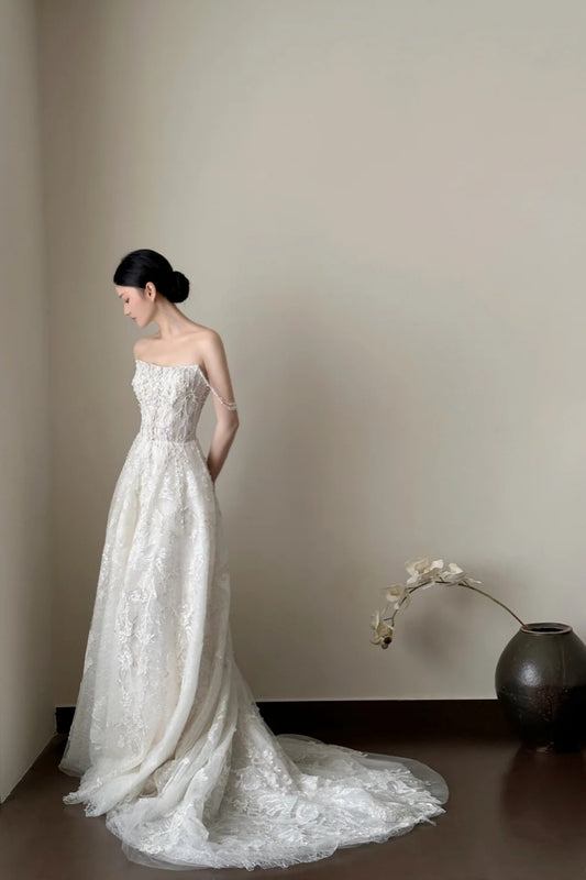 girlhomeshops - Robe de mariée vintage blanche brodée de perles, bustier, longue traîne, style cour gh6096