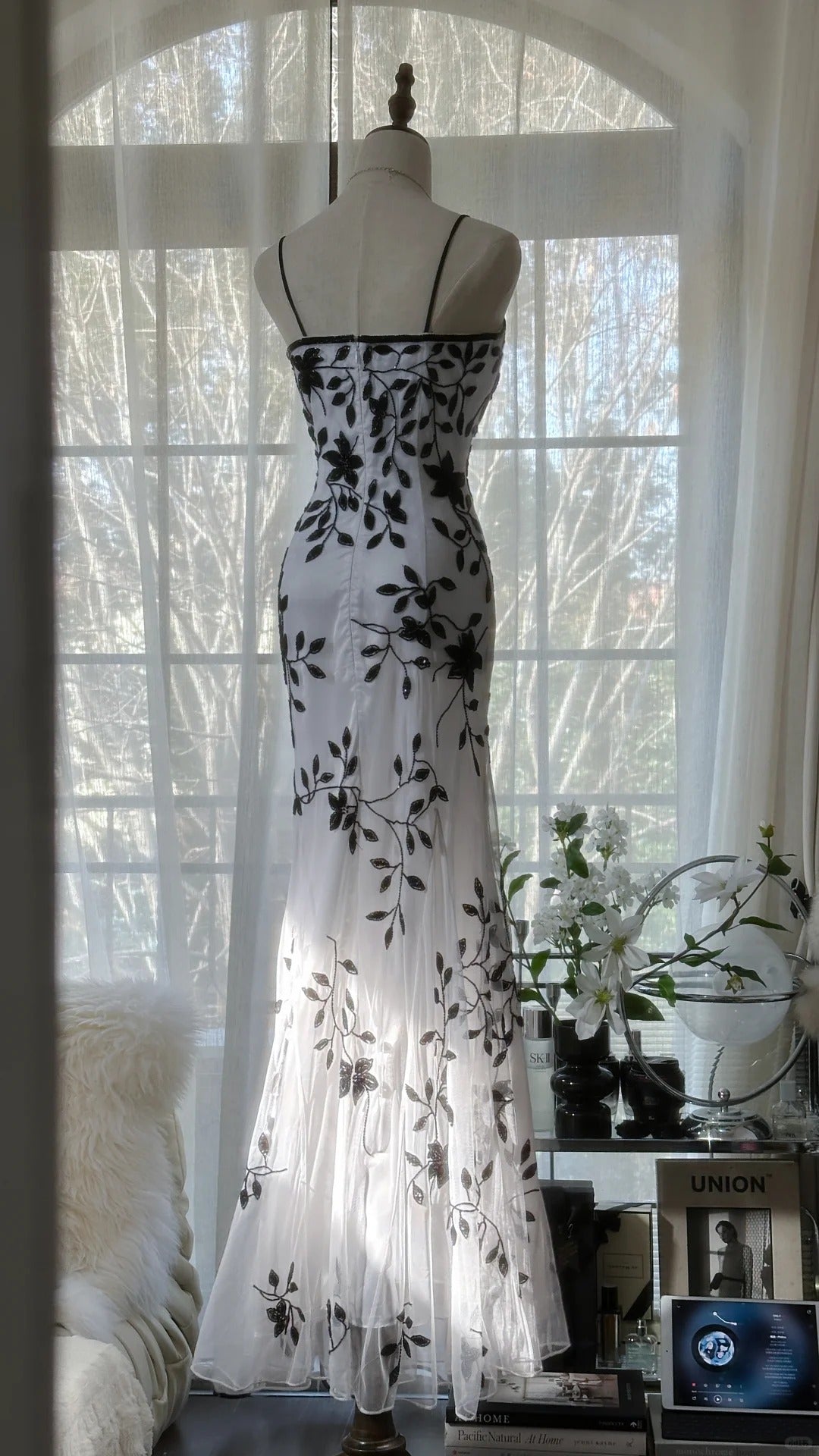 White Elegant Romantic Exquisite Black flowers Long Chiffon Ball Gown Evening Dress Birthday/Wedding Guest/Vacation Party Dress Prom Dress gh4020