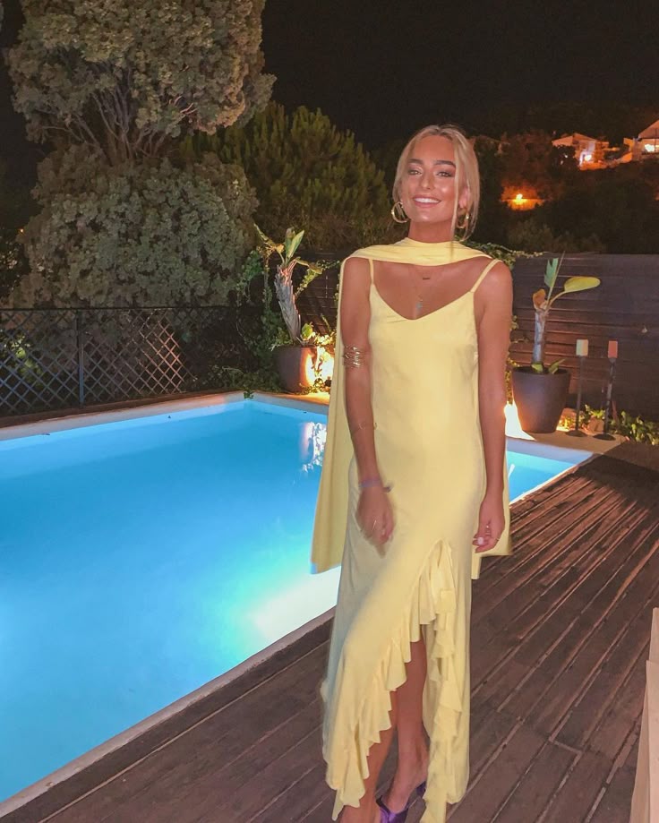 Robe de soirée longue en mousseline de soie à volants et bretelles spaghetti jaune élégante gh3382