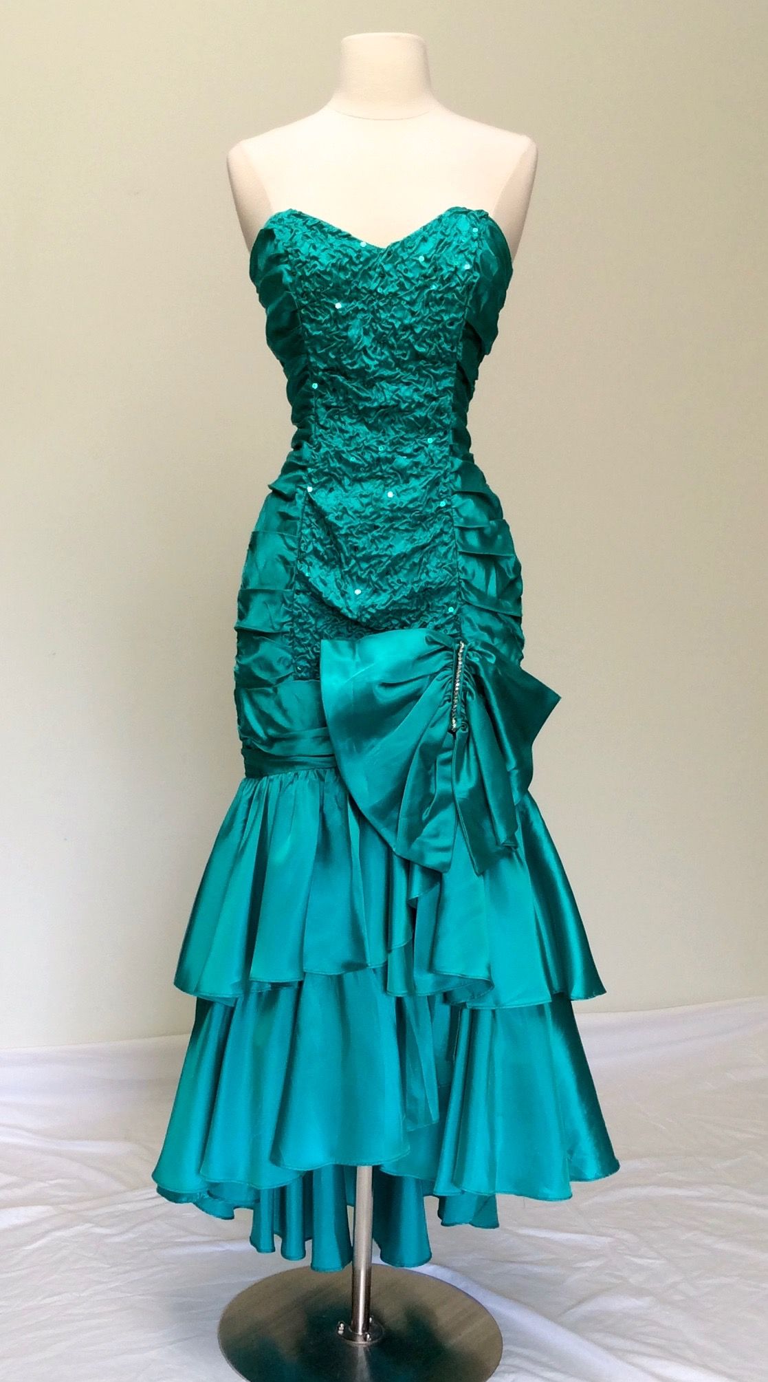 girlhomeshops - Blaues, plissiertes, wunderschönes, langes, gerüschtes Satin-Ballkleid, Abendkleid, gh5995
