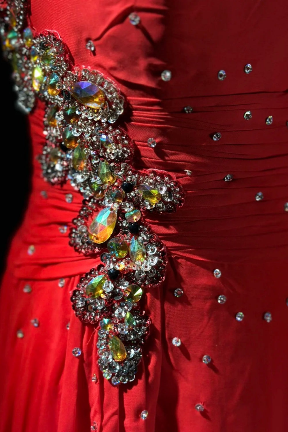 girlhomeshops-Glamouröses, glänzendes, rotes Ballkleid mit einer Schulter und Kristallen, gh5849