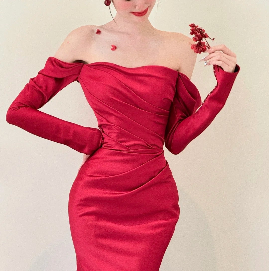 girlhomeshops - Rotes, langärmliges, schulterfreies, figurbetontes, bodenlanges Ballkleid aus Satin gh5961