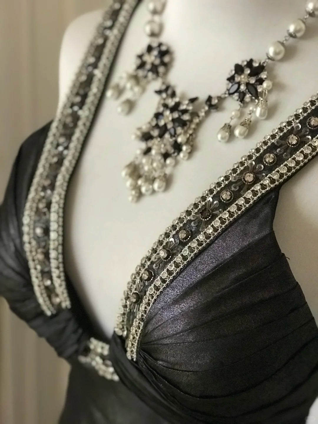 ✨🖤Black beaded mysterious and noble black swan vintag Downton Abbey deep V long satin ball gown evening dress gh4390