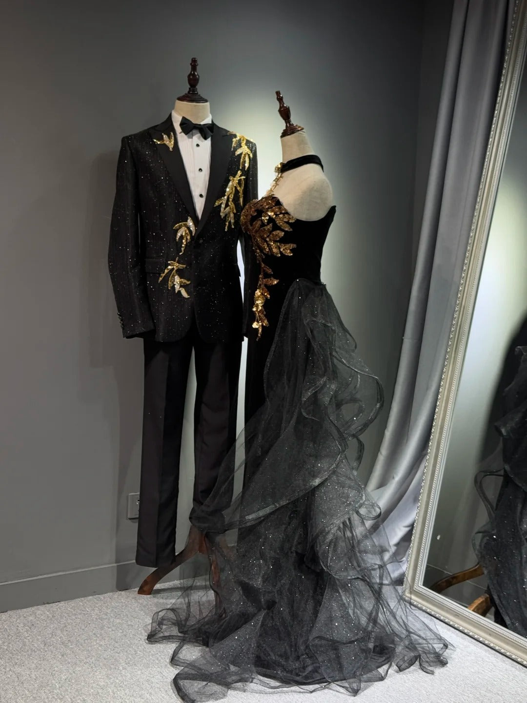 Girlhomeshops -Black shiny elegant long gold sequined tulle trailing ball gown evening gown graduation gown gh5108