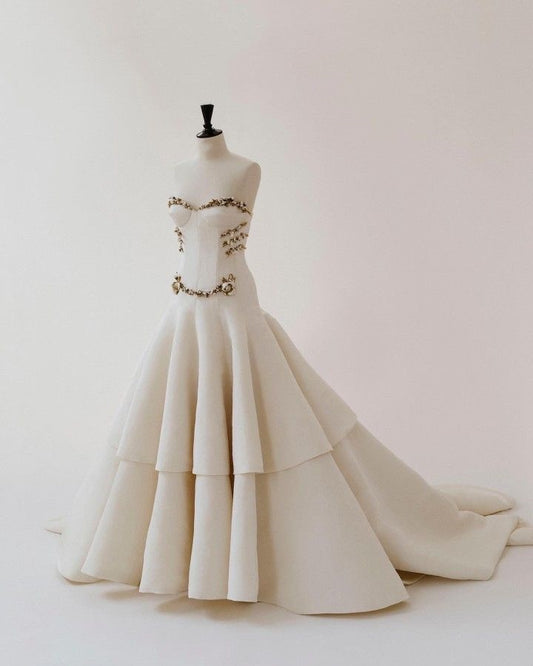 Girlhomeshops - Robe de mariée longue à volants, ivoire et or, avec traîne et perles, gh5389