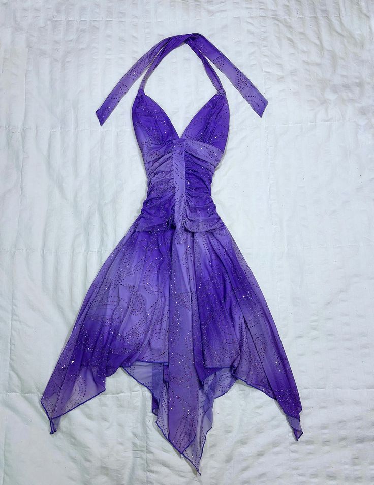 Robe courte asymétrique sans manches, dos nu, col en V, en mousseline violette dégradée : tissu en mousseline, finitions froncées, paillettes étoiles, coupe cintrée élégante, robe de cocktail gh6621