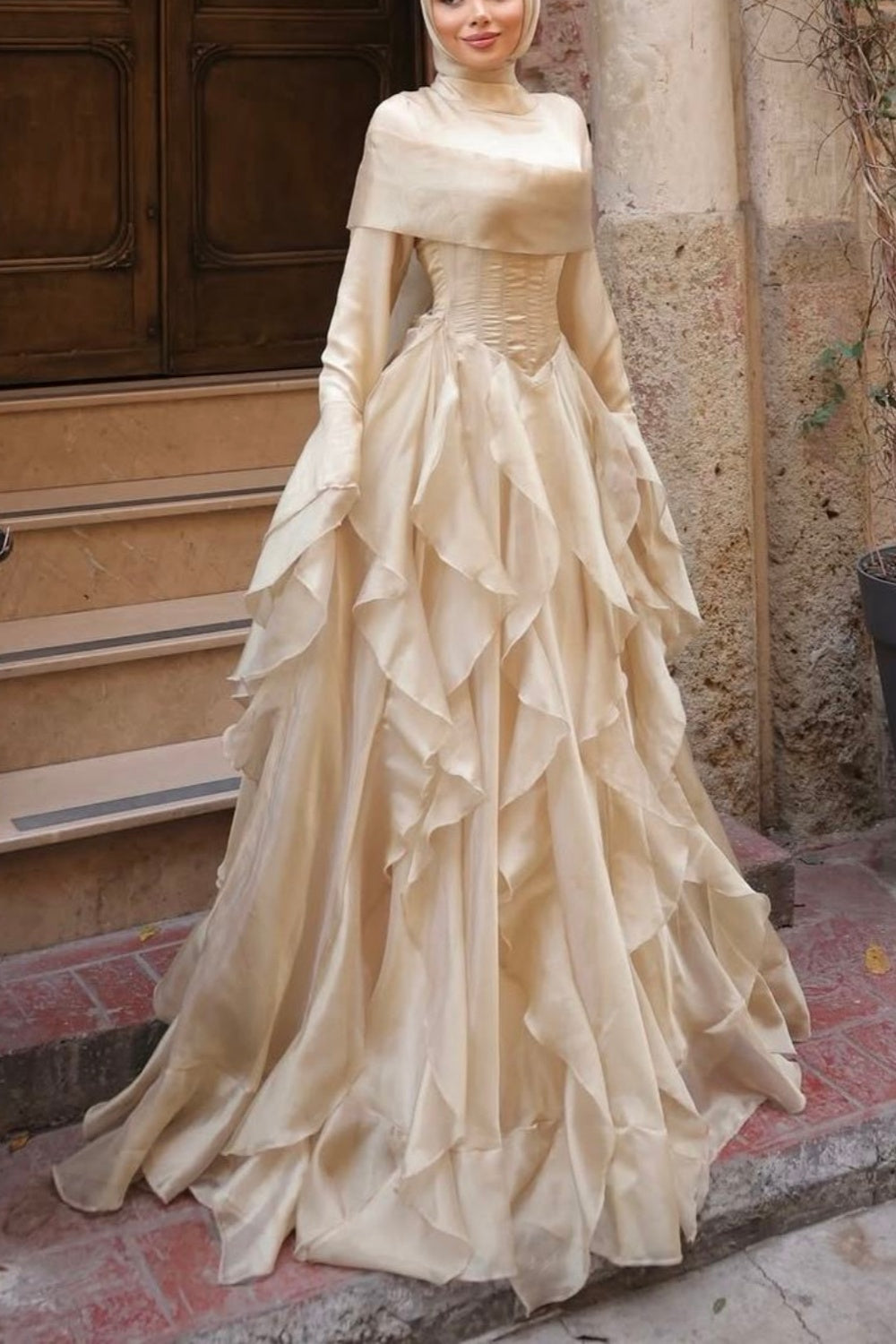 Champagnergoldenes, gestuftes, tailliertes Abendkleid mit ausgestellten Ärmeln gh6405