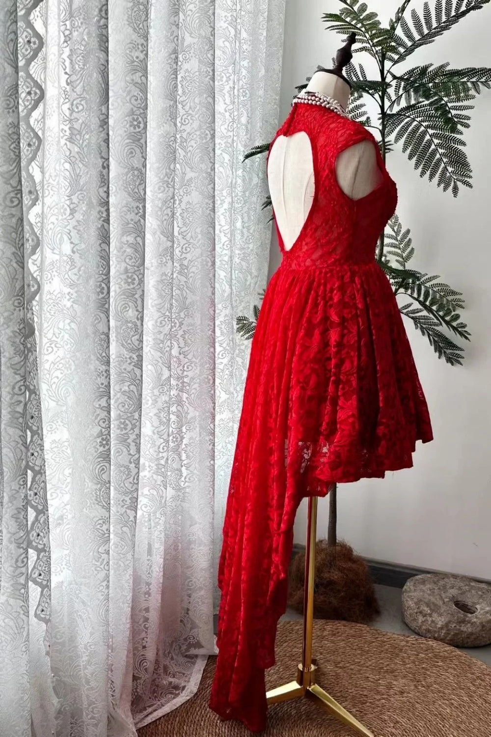 Robe de soirée rétro mini en dentelle rouge vif à col montant : ourlet asymétrique, sans manches et taille haute, réf. gh6582