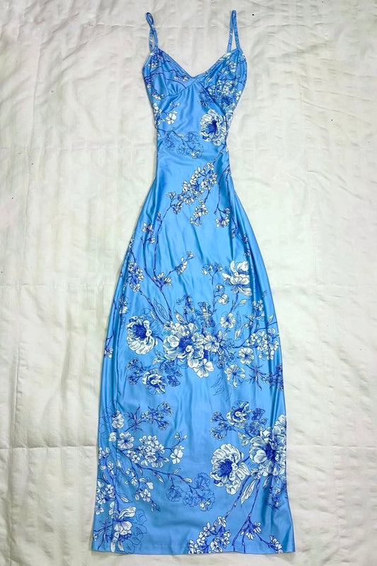 Robe longue bleu clair en satin, bretelles spaghetti, col en V, imprimé floral bleu et blanc : tissu satiné, coupe ajustée et drapée, robe de soirée de style chinois gh6626