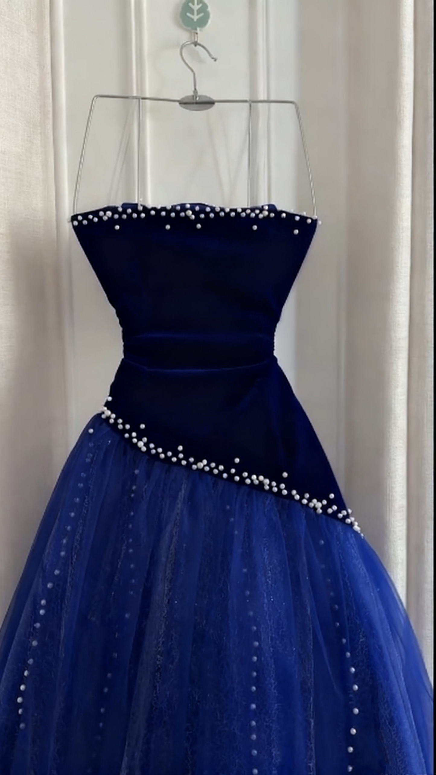 Ärmelloses burgunderrotes Samt- und Tüllkleid | Luxuriöses, elegantes Ballkleid mit Perlenbesatz und Schleppe gh6471