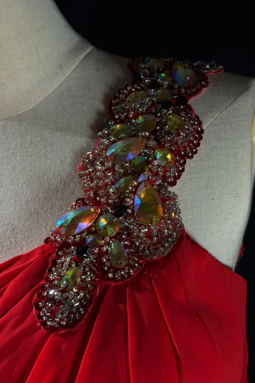 girlhomeshops-Glamouröses, glänzendes, rotes Ballkleid mit einer Schulter und Kristallen, gh5849