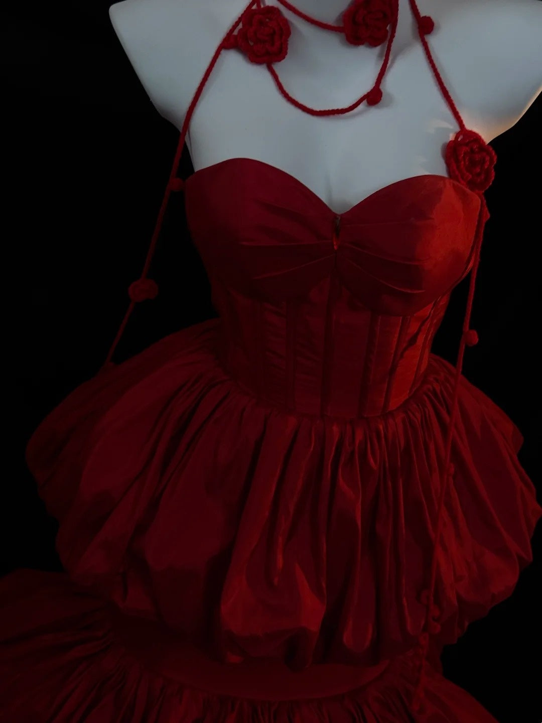 Dunkelromantisches, scharlachrotes, gestuftes, trägerloses Abendkleid im Gothic-Stil - Dinnerkleid &amp; Ballkleid gh6560