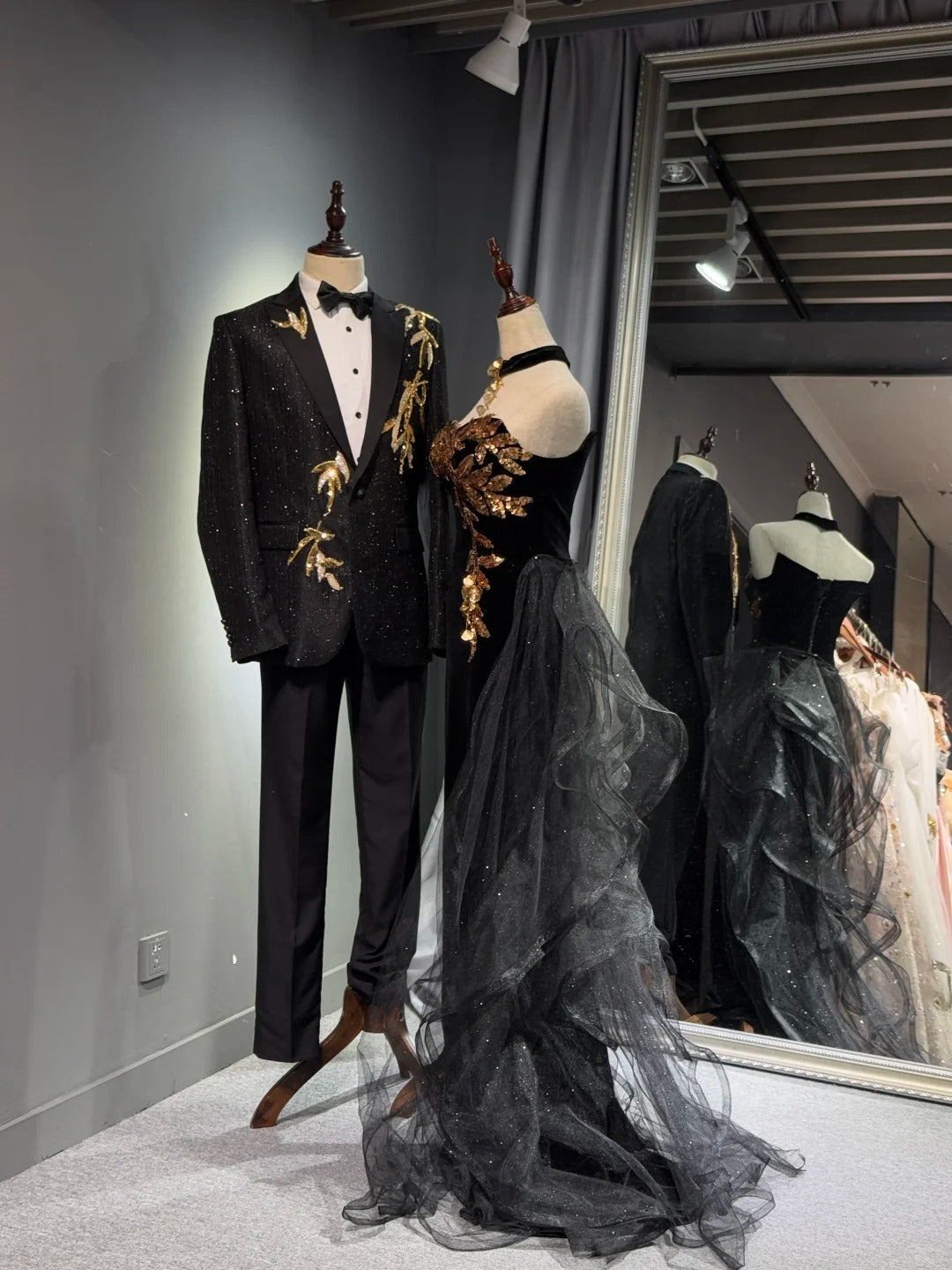 Girlhomeshops -Black shiny elegant long gold sequined tulle trailing ball gown evening gown graduation gown gh5108